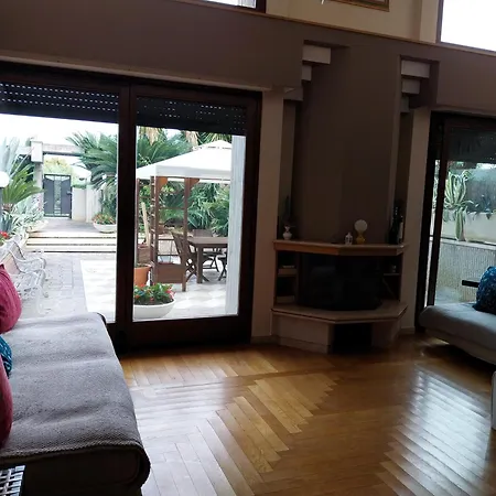 Angela ベッド・アンド・ブレックファスト